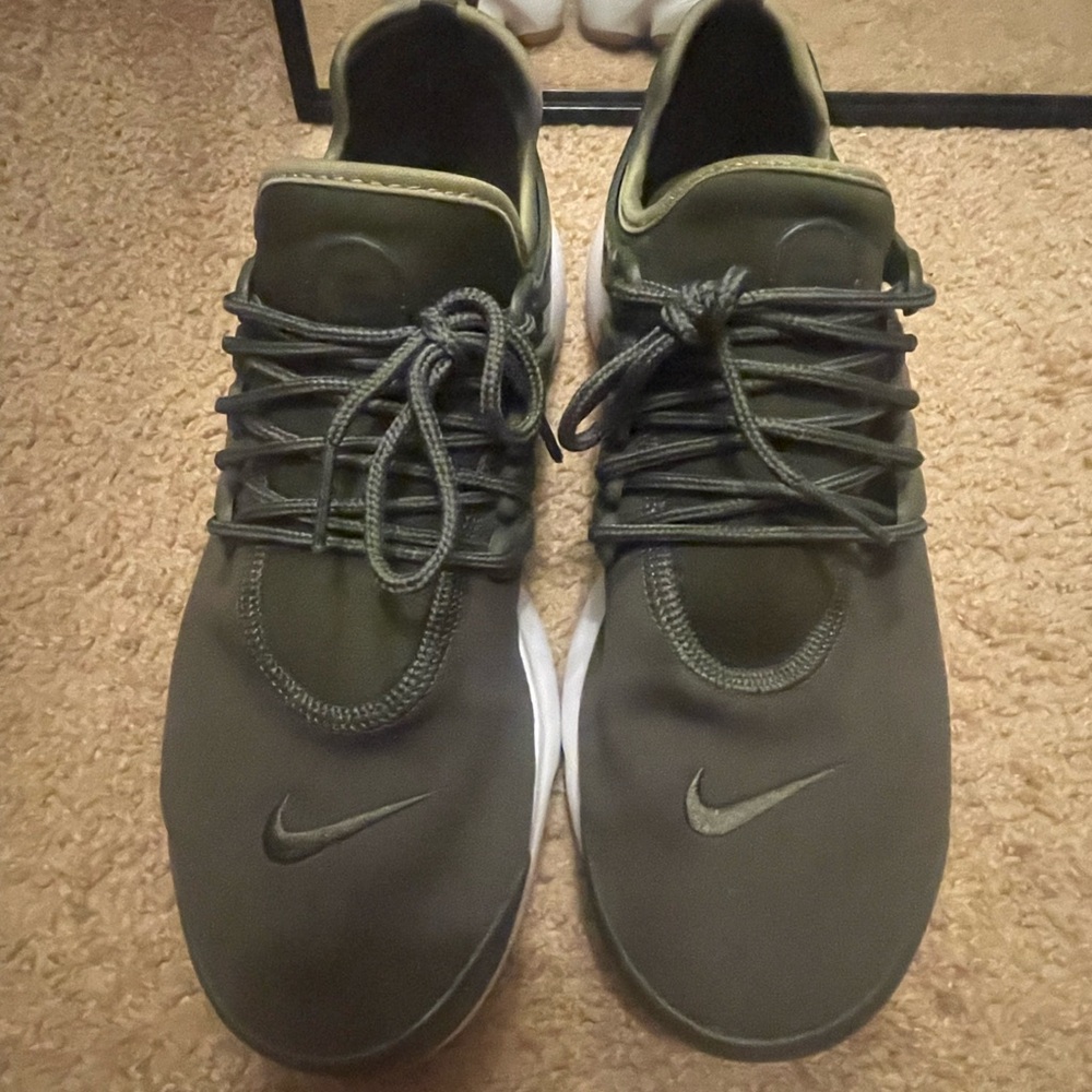 Nike women’s  Khaki Green Sneakers